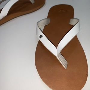 Roxy leather flip flops